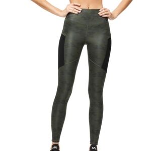 Good American Pocket Sculpt Camo Leggings